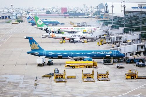 Bão số 10: Hàng loạt chuyến bay bị hủy, hoãn