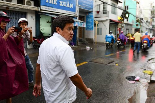 Sài Gòn mưa lớn, ông Đoàn Ngọc Hải vẫn xuống đường dẹp vỉa hè
