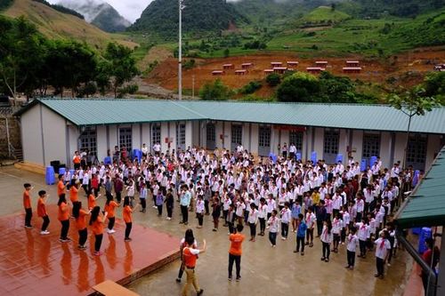 Học sinh THCS Nậm Păm - Mường La bật cười khi học nhảy Just Dance cùng học sinh Thủ đô