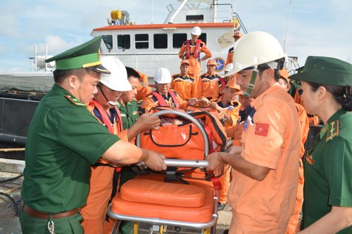 Tiếp nhận thuyền viên bị đột quỵ trên biển