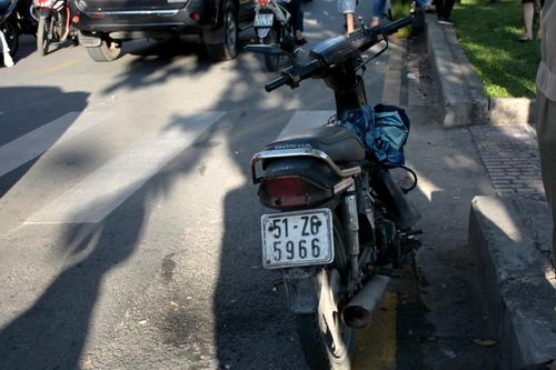 Người dàn ông gục chết trên xe máy ở TP. HCM