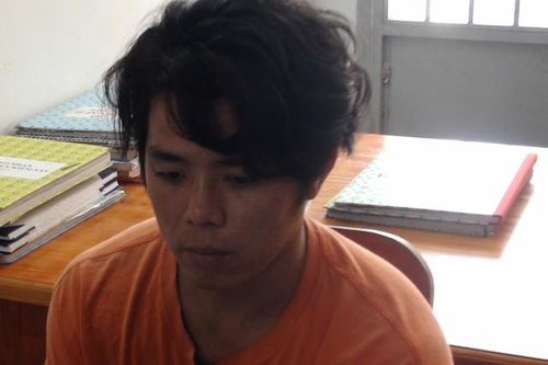 Người đàn ông van xin tên cướp thôi hãm hại bạn gái