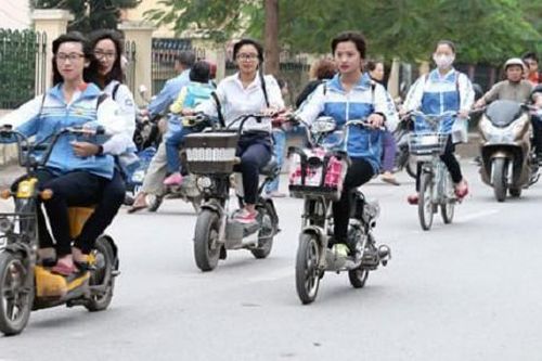 Nhiều học sinh Hà Nội đầu trần đi xe đạp điện không bị phạt