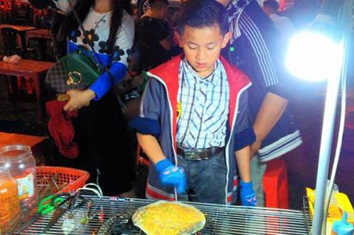 Cậu bé nổi tiếng khắp chợ Đà Lạt vì nướng bánh tráng cực chuyên nghiệp