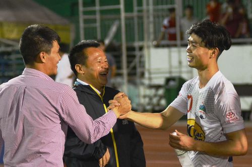 Công Phượng vui vẻ bắt tay Công Vinh sau trận thua của HAGL