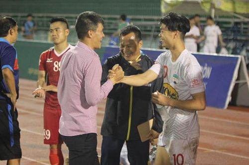 Công Vinh 'tát yêu', an ủi Công Phượng sau trận đấu tranh cãi