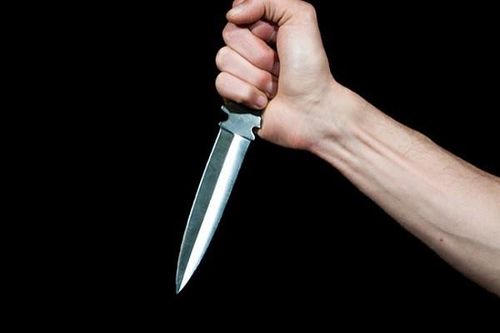 Tức giận vì viện phí cao, bệnh nhân cầm dao đâm bác sĩ