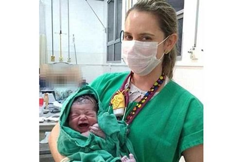 Nữ y tá để lộ cảnh sản phụ nằm 'tơ hơ' trên bàn đẻ