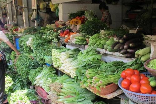Giá lương thực, thực phẩm 'té nước theo... xăng'