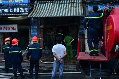 Hà Nội: Căn nhà 2 tầng cháy rụi lúc 3h sáng, cảnh sát PCCC phải cắt khóa để tiếp cận vào bên trong