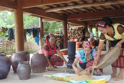 Nơi cả làng làm rượu cần