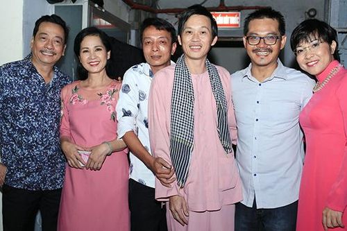 Hoài Linh vui mừng hội ngộ 'người phán xử' Hoàng Dũng và 'mẹ chồng' Lan Hương
