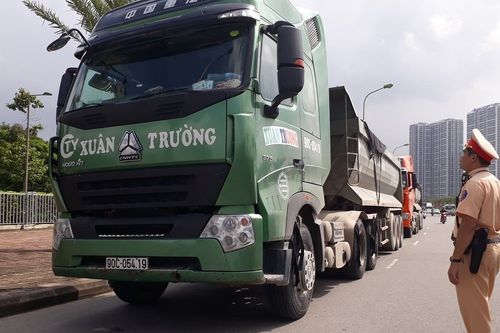 Bị CSGT Hà Nội dừng xe kiểm tra, tài xế xe tải cố thủ trên xe 30 phút