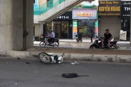 Hà Nội: Nam thanh niên đi xe máy với tốc độ cao tông trúng 2 người đi bộ