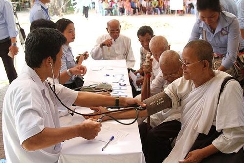Thanh niên tình nguyện Việt Nam hoạt động từ thiện tại Campuchia