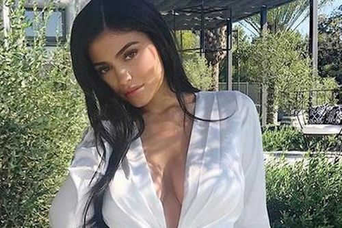 Lộ tin mang bầu, Kylie Jenner liên tục mặc đồ giấu bụng