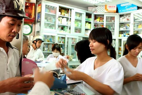 Thuốc kháng sinh: Dùng như kẹo, bán như rau