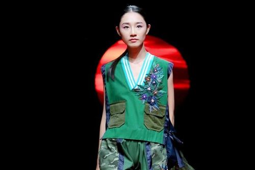Gặp sự cố, á quân Next Top Trà My bước đi tập tễnh trên sàn diễn