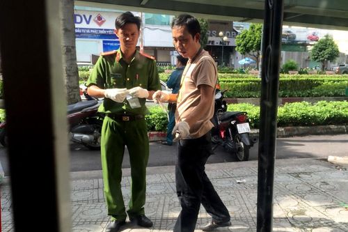 Công an khám nghiệm hiện trường vụ án mạng trên vỉa hè Sài Gòn