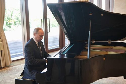 Ông Putin chơi piano tại Bắc Kinh