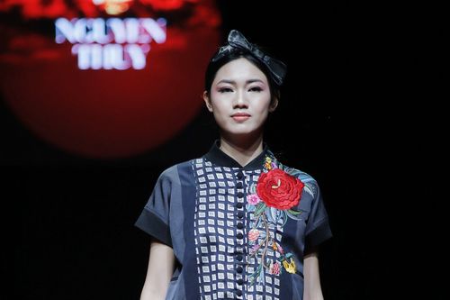 Quán quân Kim Dung, Á hậu Thanh Tú thay nhau làm vedette tại Tuần lễ thời trang