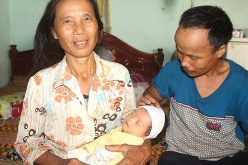 Chuyện nhặt được trẻ sơ sinh bỏ rơi: Niềm vui bất ngờ của vợ chồng hiếm muộn