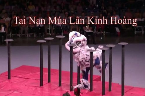 Tai nạn đau đớn trong múa lân sư tử rồng