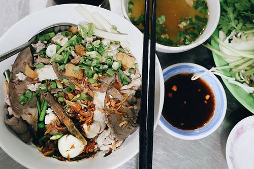 Quán hủ tiếu mở cửa 24/24 thu hút thực khách bằng loại nước sốt đặc biệt