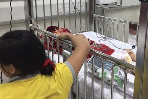 Bé trai 14 tháng tuổi nguy kịch, phải nhập viện cấp cứu vì uống nhầm dầu