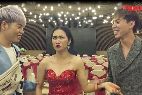 Hội chị em 'Hoa dâm bụt' tái ngộ: Hòa Minzy dạy Đức Phúc cách cười duyên 60 độ, trêu Erik nghèo không đủ tiền mua áo