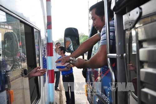 Hỗn loạn tại trạm thu phí đường tránh Biên Hòa vì tài xế dùng tiền lẻ 'đòi' mua vé