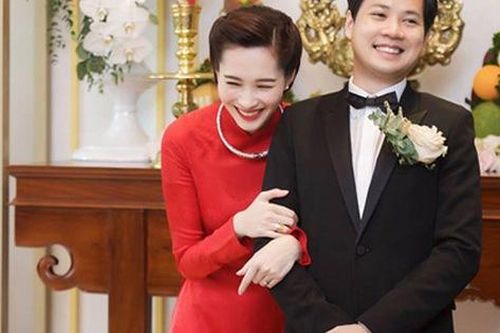 Chồng đại gia của Hoa hậu Thu Thảo xúc động ôm mẹ vợ cảm ơn