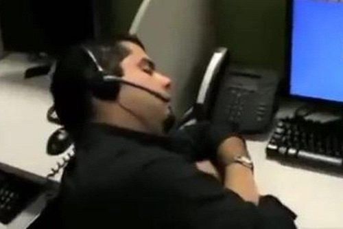 Ngủ gật ở văn phòng, bị đồng nghiệp chơi khăm hài té ghế
