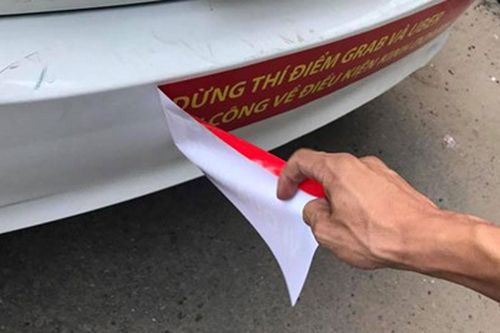 Vụ dán biểu ngữ - Chủ tịch Hiệp hội Taxi nói do tài xế tự phát, còn tài xế nói gì?