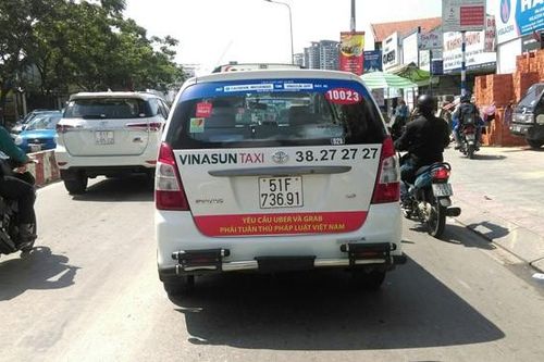 Vinasun yêu cầu tài xế gỡ biểu ngữ phản đối Uber và Grab