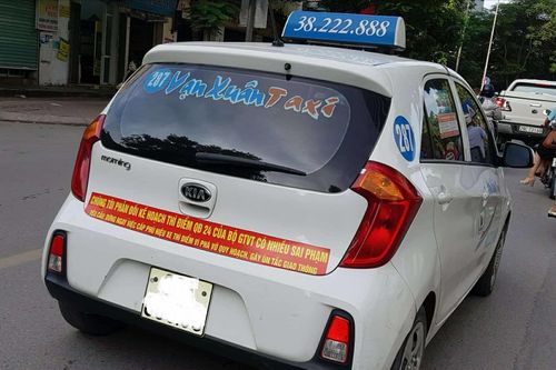 Hà Nội cũng yêu cầu taxi gỡ bỏ khẩu hiệu phản đối Uber, Grab