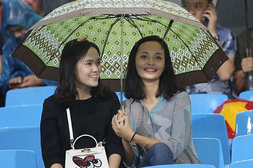 Vợ và em gái xinh đẹp đội mưa cổ vũ, Văn Quyết 'nổ súng'