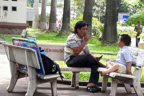 Vẫn hút thuốc lá tràn lan nơi công cộng