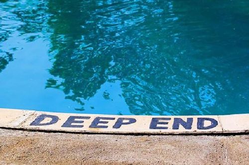 'Off the deep end' có nghĩa là gì?