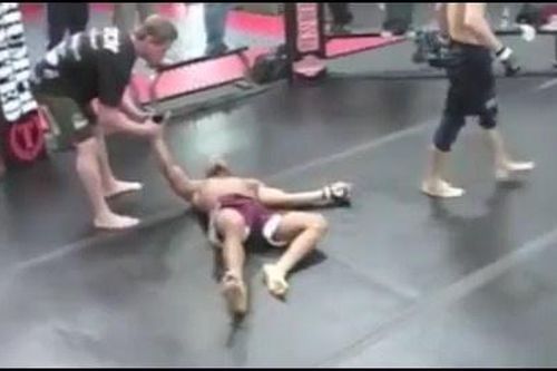 Nhà cựu vô địch UFC đánh bại 'ninja thực thụ'
