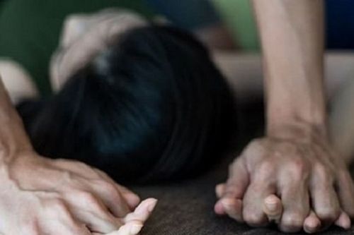 Người đàn ông gốc Phi hiếp dâm phụ nữ nước ngoài
