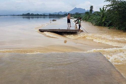 Hà Nội khắc phục, ngăn chặn đê vỡ thêm ở Chương Mỹ