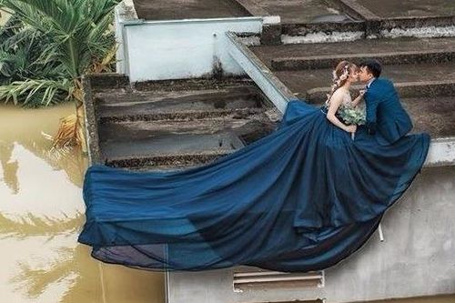 Chú rể Ninh Bình leo lên nóc nhà chụp ảnh cưới ngập trong nước lũ