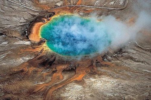 Suối nước nóng sôi sục do siêu núi lửa ở Yellowstone tạo thành