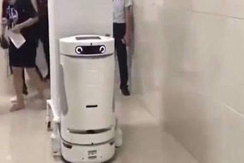 Robot làm việc trong bệnh viện để hỗ trợ y tá