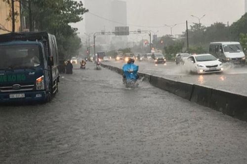 Máy bơm 'khủng' hoạt động tốt, đường Nguyễn Hữu Cảnh vẫn ngập nặng
