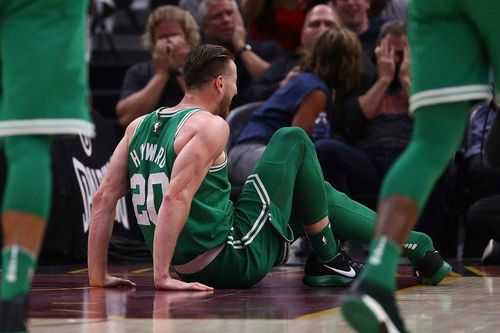 Sao bóng rổ chấn thương kinh hoàng, gãy gập chân ở giải NBA