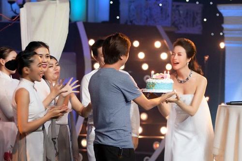 MC Thanh Mai nghẹn ngào thổi nến sinh nhật ngay tại trường quay