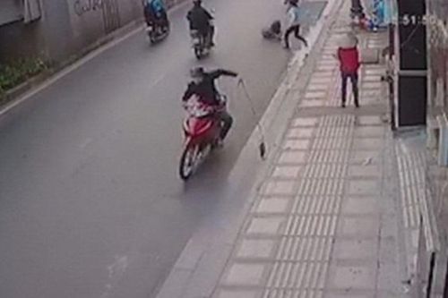 Thanh niên lái SH giật túi xách của cô gái đang đi bộ