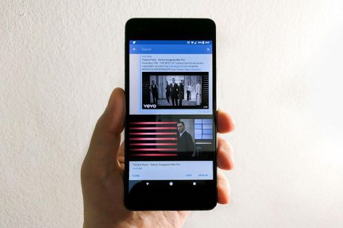 Cách phát YouTube trên Android và iOS sau khi tắt màn hình